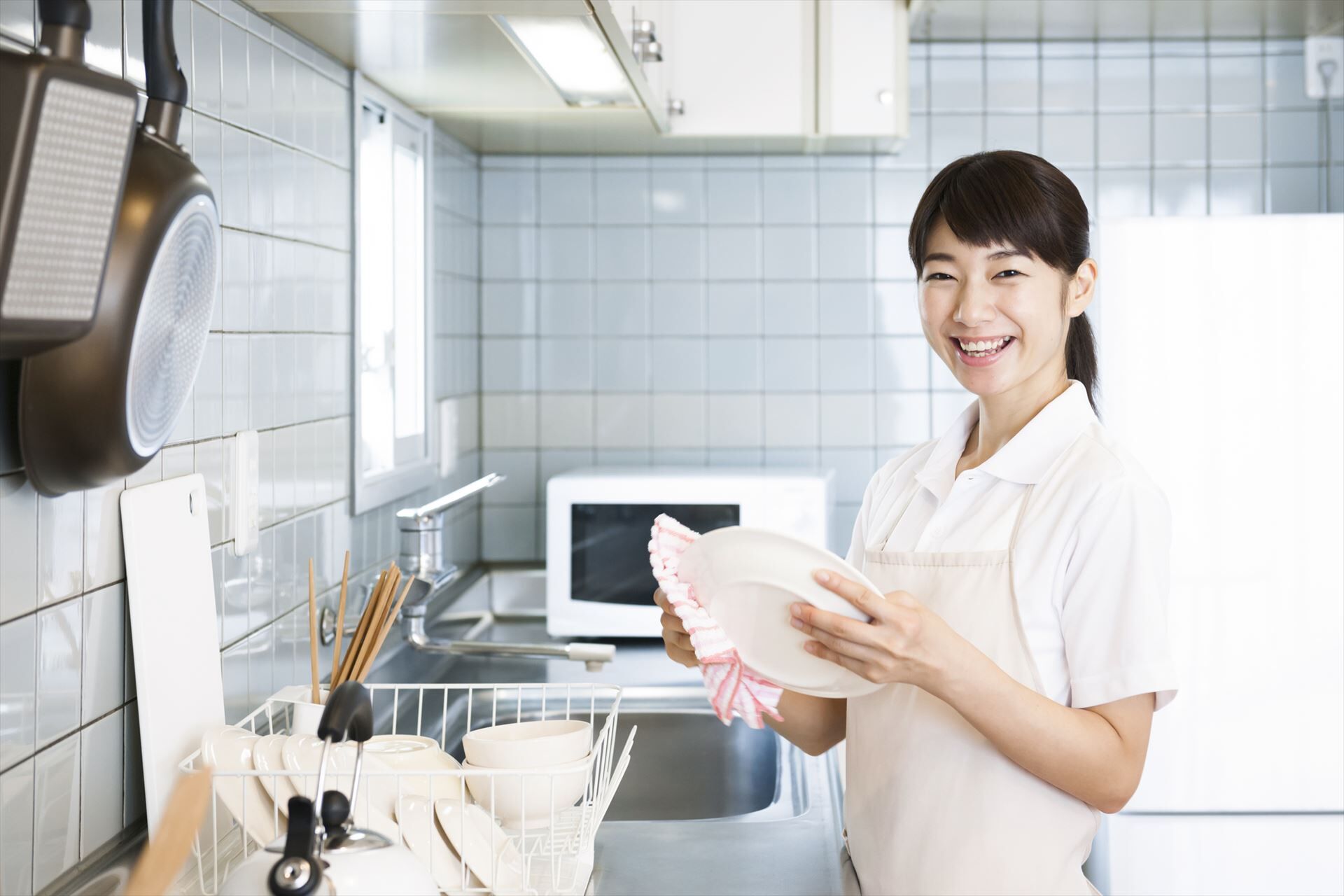 カメラの方を向く女性スタッフ