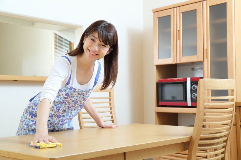 テーブルを丁寧に掃除