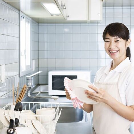 カメラの方を向く女性スタッフ