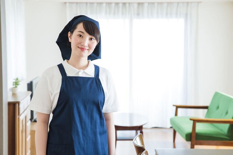 女性のハウスクリーニングスタッフ